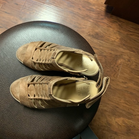 Heels - Picture 2 of 3